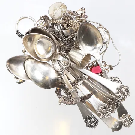 Diverse smycken,skedar silver,mestadels 830/1000. Vikt: 214,8 g