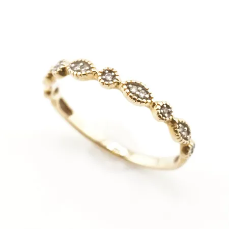 Ring m vita stenar, stl 16(50), bredd 2,5mm, 18k Vikt: 1,3 g