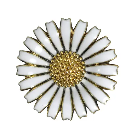 Brosch "Daisy" Anton Michelsen Danmark, förgyllt silver (sterling), vit emalj, Ø33 mm, felfri emalj, fint skick Vikt: 10 g