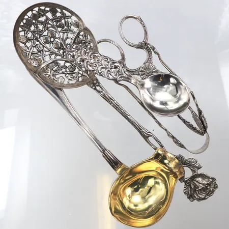 Serveringsbestick 5 st olika modeller,längd ca 10-21 cm,silver 830/1000. Vikt: 173,4 g