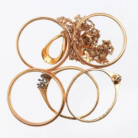 Trasigt guld,18k. Vikt: 12,6 g