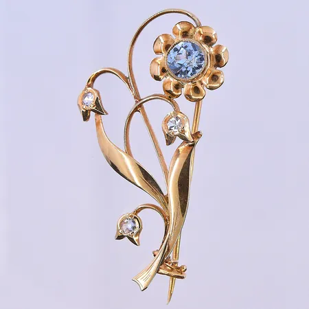 Brosch med blå och vita stenar längd 39 mm, bredd 20 mm 18K. Vikt: 3,5 g