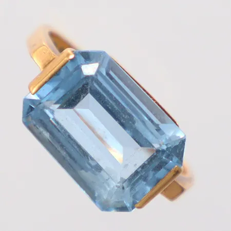 Ring blå sten stl:18, 18k  Vikt: 5,2 g