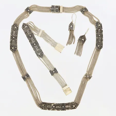 Collier 40cm bredd:10mm, armband 17cm bredd: 10mm, örhängen 45mm, bredd:10mm siver 925/1000 Vikt: 78,4 g