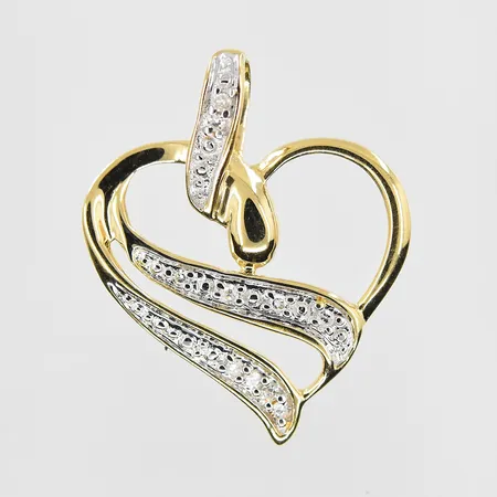 Hänge hjärta med diamanter ca 10x0,005ct GHA längd 17mm, bredd 15mm, 18K. Vikt: 1 g