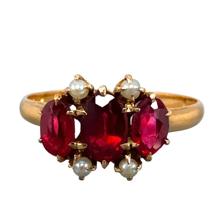 Ring, 14K guld, Granater, orientaliska Pärlor, stl: mellan 17¼ och 17½ mm, bredd 2-9 mm, ej finhaltsstämplad, svag gravyr invändigt, fint skick Vikt: 1,9 g