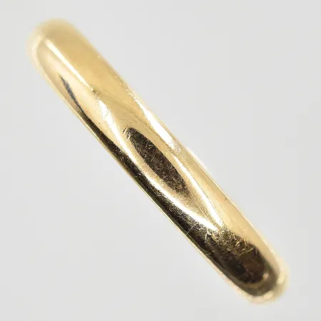 Ring stl:21¾ bredd 4 mm, gravyr, 18K. Vikt: 6,7 g