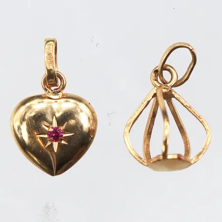 Hängen 2 st höjd ca 14.8 och 15.5 mm,18k. Vikt: 1,3 g