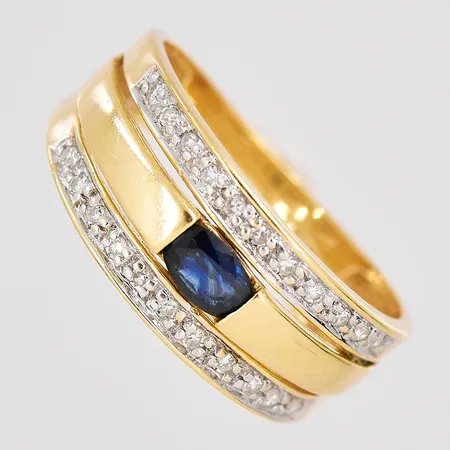 Ring diamanter 0,10ctv enligt gravyr stl:16¾ bredd ovandel 7,8mm Guldfynd 18K Vikt: 3,4 g