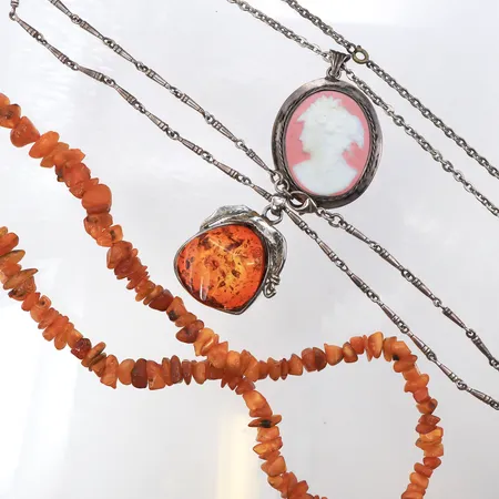 Collier bärnsten,collier 2 st vitmetall,caméhänge silver. Vikt: 57,5 g