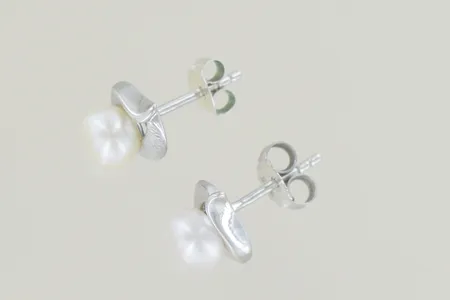 Ett par örhängen med pärla höjd 10 mm, silver 925/1000  Vikt: 1,9 g