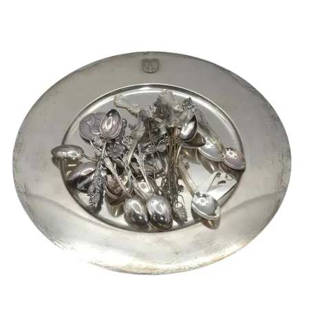 Diverse silverföremål 830-925/1000, plockgafflar enbart silver i dekor, fat 925/1000, Ø25 cm, bruksmärken, gravyr, defekter  Vikt: 665,4 g