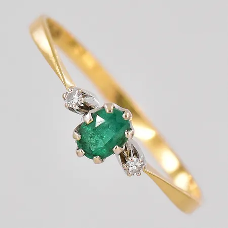 Ring stl:18¾ nagg grön sten 18K Vikt: 1,2 g