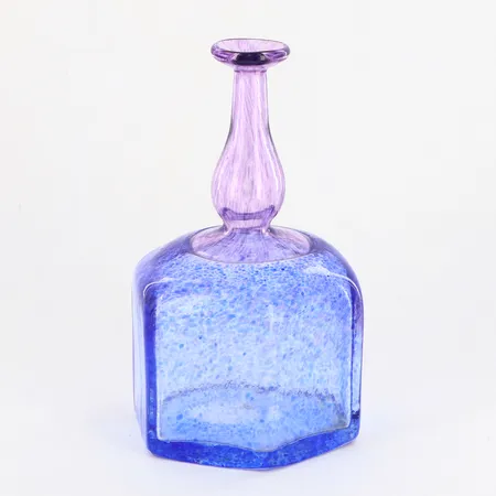 Miniatyrvas, Bertil Vallien, violett och blått glas, höjd 15cm Vikt: 0 g