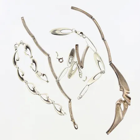 2 Collier defekta, en länkbit märkt Georg Jensen, silver 925/1000 Vikt: 56 g