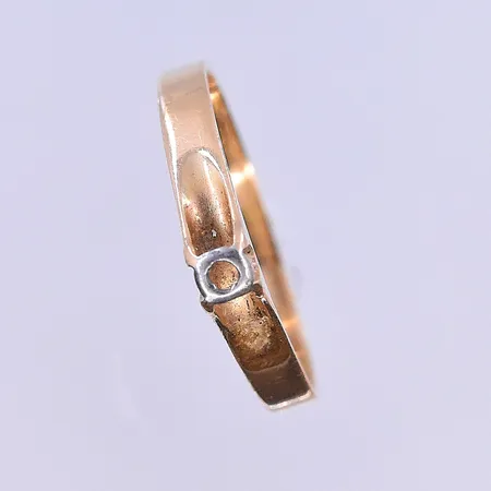Ring stl:18½, bredd 2-3 mm saknar sten 18K. Vikt: 1,8 g