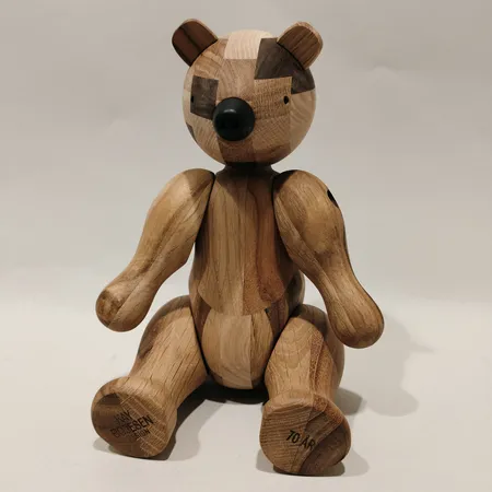 Figurin Kay Bojesen Björn ur The Reworked Bears 70-årsjubileum, återvunnet trä av valnöt, ek, ask och lönn, storlek medium längd 25cm 
