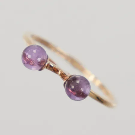 Ring med lila stenar Theresia Hvorslev stl:18½ bredd 1-4,5mm, ur serien "Sagan om Ringen", 18K,  Vikt: 1,8 g