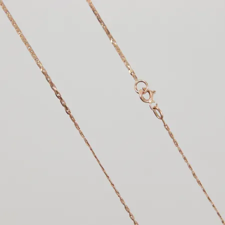 Kedja 56cm, bredd 1mm, defekt lås, smärre ojämnheter, 14K Vikt: 3,6 g