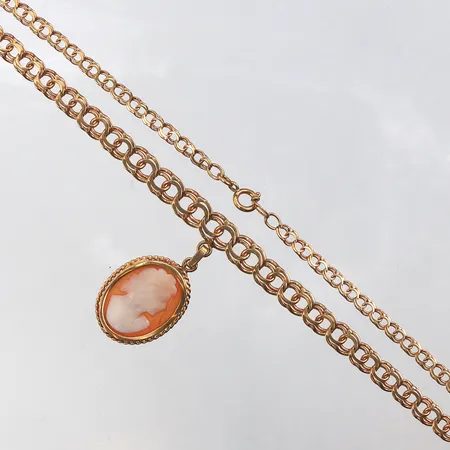 Collier Bismarck med caméhänge,längd ca 47 cm,bredd 3.6-6.8 mm,18k. Vikt: 17,8 g