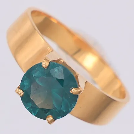 Ring med blågrön syntetisk sten, stl:17¼, 18K Vikt: 3,8 g