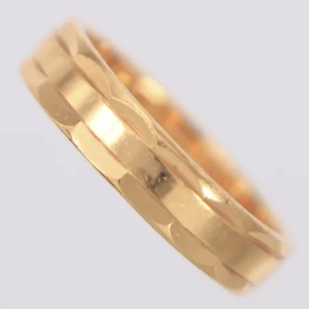 Ring stl 17½ bredd 4,6mm, personlig gravyr, 18K Vikt: 5,5 g
