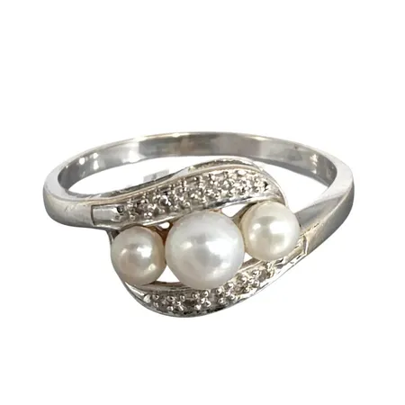 Ring, 18K vitguld, odlade Pärlor Ø 3,3 och 4,3 mm, blåvitrosa ton, god lyster, Diamanter 10 st - totalt 0,06ct, stämplat på skenans insida, stl:19,0 mm, bredd 2-8 mm Vikt: 3 g