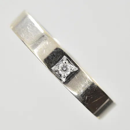 Ring med diamant 0,03ct stl:19½ bredd 4 mm, vitguld, 18K. Vikt: 5,6 g