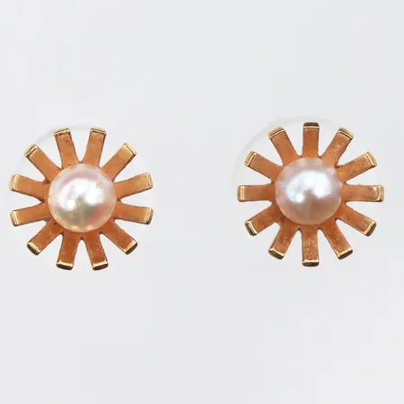 Örhängen med pärlor,diameter ca 9.7 mm,18k. Vikt: 1,8 g