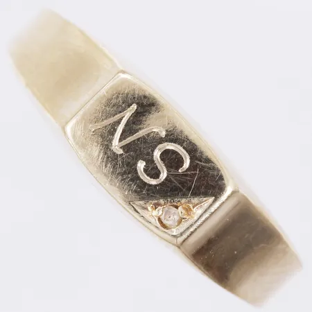 Klackring med diamant ca 1x0,005ct monogram stl: ca 16¾ bredd: ca 2-4mm 14K Vikt: 1 g