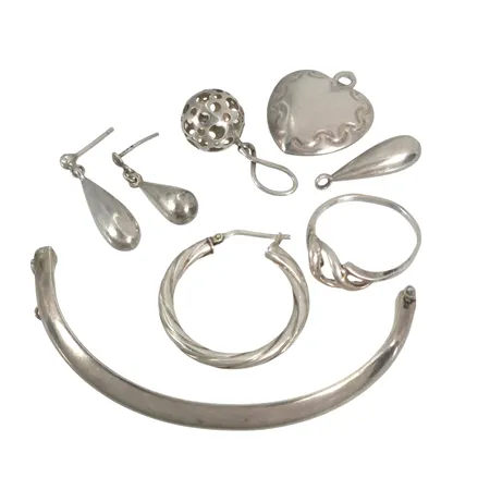 Diverse smycken och smyckesdelar, silver, enkla örhängen och defekta smycken Vikt: 16 g