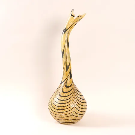 Vas Ulrica Hydman Vallien "Snake Flower", Kosta Boda, signerad och numrerad 8UHVAT, 98 40 18/1000, höjd 53,5cm. Skickas med postpaket.