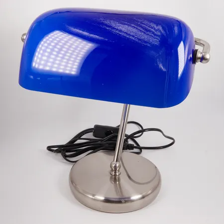 Skrivbordslampa LampGustaf AB ca 22x13,5x7cm, blått opakt glas, lampfot i vitmetall, fot ca Ø16cm, funktionstestad. Skickas med postpaket.