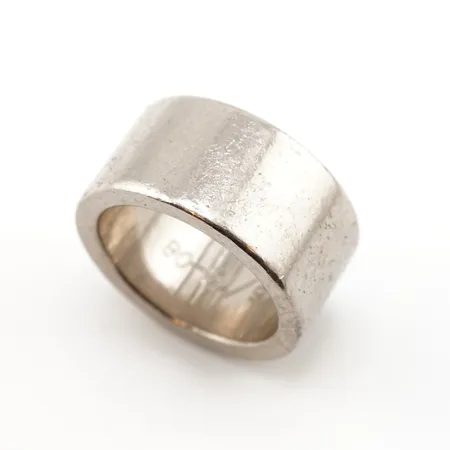 Ring vitguld Schalin, stl 16(50), bredd 10mm, 18k, gravyr Vikt: 15,6 g