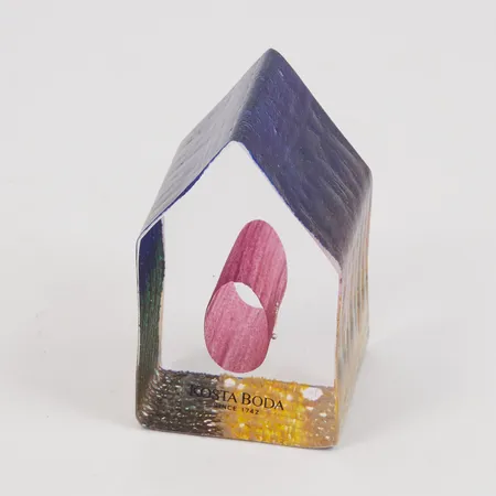 Miniatyrskulptur "Country Living" av Bertil Vallien för Kosta Boda höjd 6,5cm, bredd 4cm, numrerad 99310, original kartong