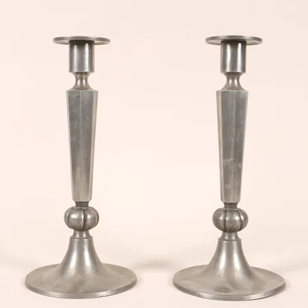 Ett par ljusstakar Edvin Ollers, tenn, Stockholm, 1939, höjd 31cm, slitage, en med buckla vid fot. 