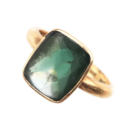 Klackring med sten,storlek 18 mm,bredd 3.1-13.1 mm,18k. Vikt: 5,5 g