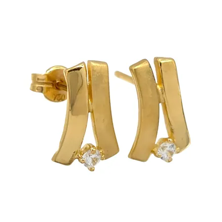 Örhängen, 18K guld, delvis matterad modell, vita stenar, Guldfynd (GHA), längd 10 mm, bredd 7 mm, en plopp saknas, stenar utan anmärkning, fint skick Vikt: 0,6 g