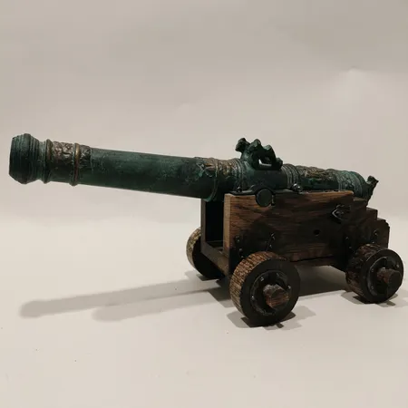 Bordskanon "Vasakanonen" grönpatinerad brons och betsat trä, detaljer i järn, längd 30cm, spricka på undersidan, Svensk Metallkonst 1900-talets andra hälft. Skickas med paket.
