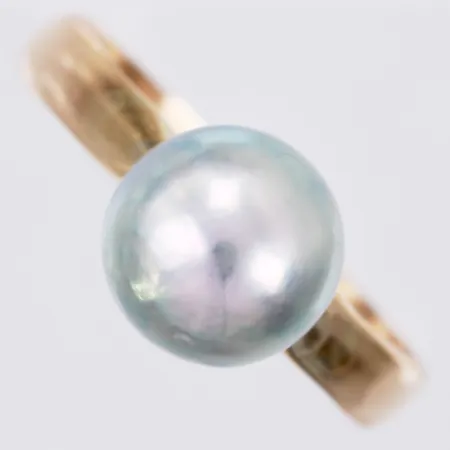 Ring med odlad sötvattenspärla stl: ca 16½ bredd: ca 2mm graverad 18K Vikt: 3 g