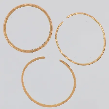 3 Ringar varav 2 defekta/klippta, gravyrer, 18K Vikt: 5,5 g