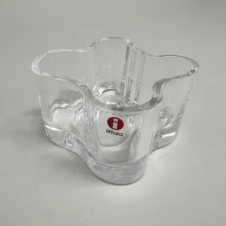 Ljuslykta Savoy, Alvar Aalto, Iittala, höjd 5,5cm, bredd 10cm, etikettmärkt klarglas Skickas med paket.