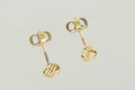 Ett par örhängen bredd 4 mm 18K Vikt: 0,8 g