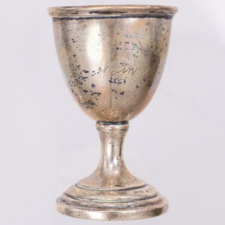 Liten silverpokal/äggkopp 68mm, gravyr, ojämn, 830/1000 Vikt: 26,4 g
