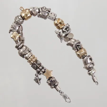 Armband med 22 berlocker 21cm bredd ca 9-15mm, inre omkrets ca 19cm, ej märkesdesign, 925/1000 silver,  Vikt: 69,3 g