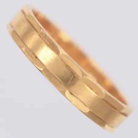 Ring stl 20½, bredd 4,7mm, personlig gravyr, 18K Vikt: 5,8 g