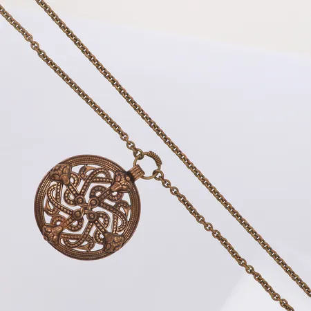 Hängsmycke vikingakors Kalevala Koru Finland, bredd 48mm, längd 70cm, brons