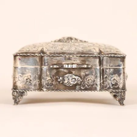 Skrin med floral dekor, längd 11cm, bredd 9,5cm, svensk importstämpel, invändigt förgylld, gravyr på undersida, silver 835/1000 Vikt: 256,6 g