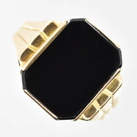 Klackring med onyx stl:18¾ bredd 4-17 mm, 14K. Vikt: 3,9 g