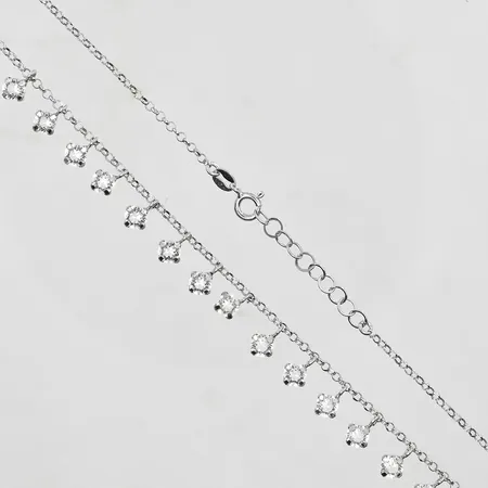 Collier med vita stenar GHA längd 43-45½ cm, länkens bredd 1 mm, silver 925/1000. Vikt: 5,4 g